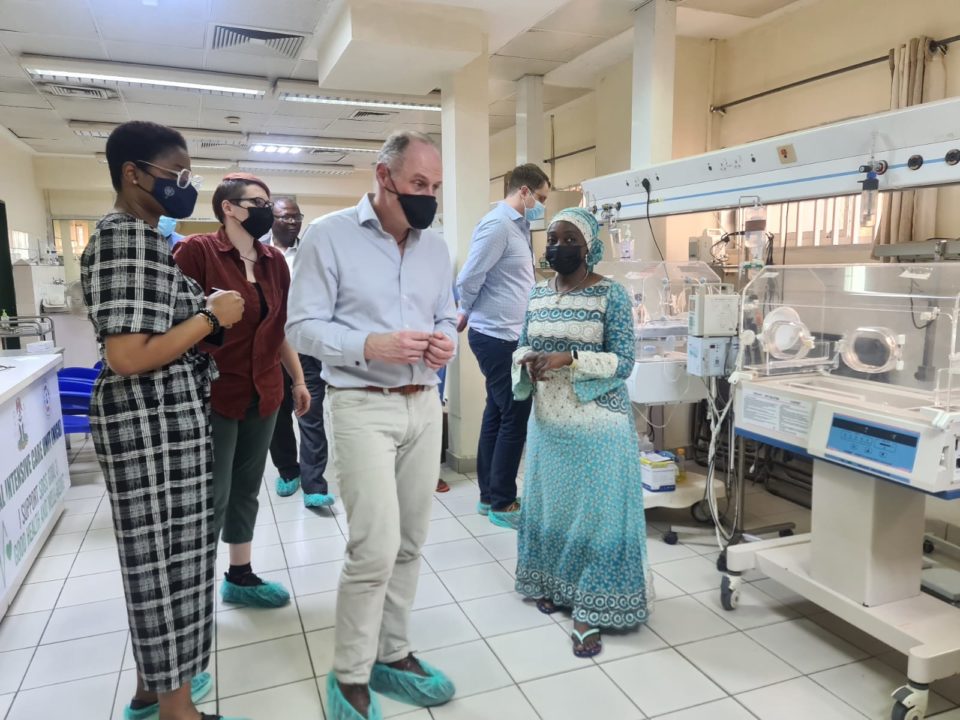 Photo of Chy and colleagues inside a lab