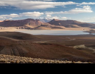 Lago Morejon with Volcano Uturuncu in the background at the altiplano in Bolivia. Image credit: Shutterstock.